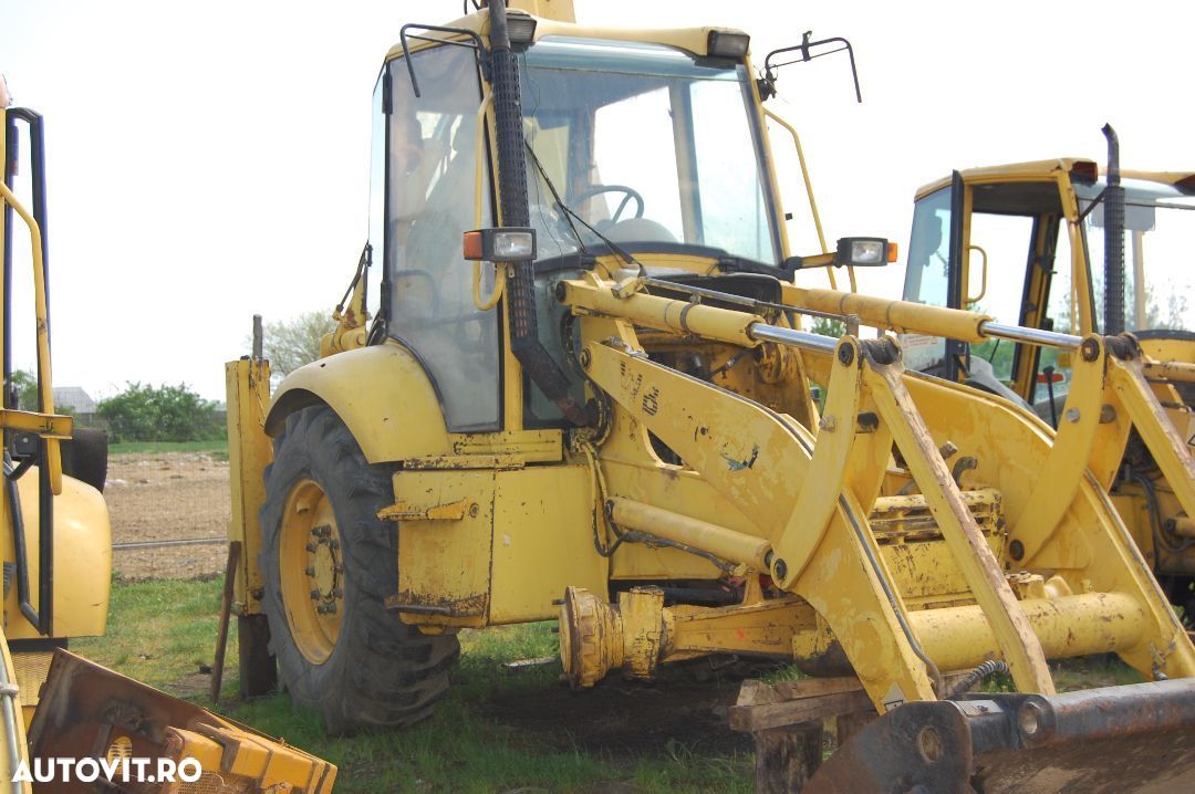 Dezmembrez KOMATSU WB93 R2 din 2002 - 1