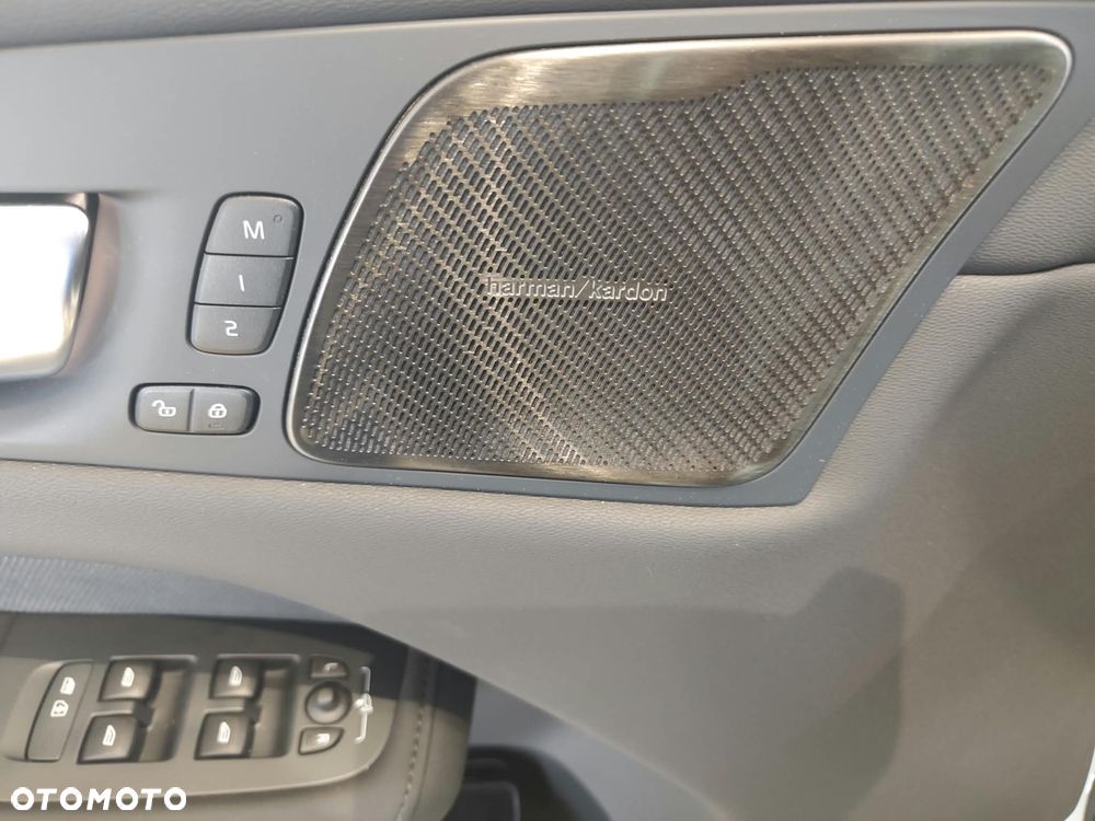 Volvo XC 60 T6 Plug-In Hybrid AWD Ultra Dark - 36