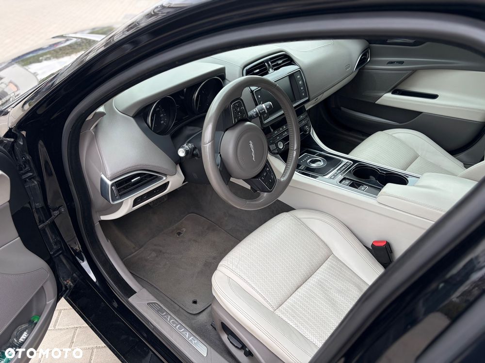 Jaguar XE 2.0 T Prestige - 7