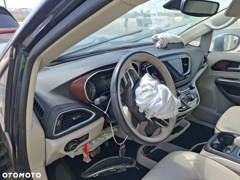 Chrysler Pacifica - 8