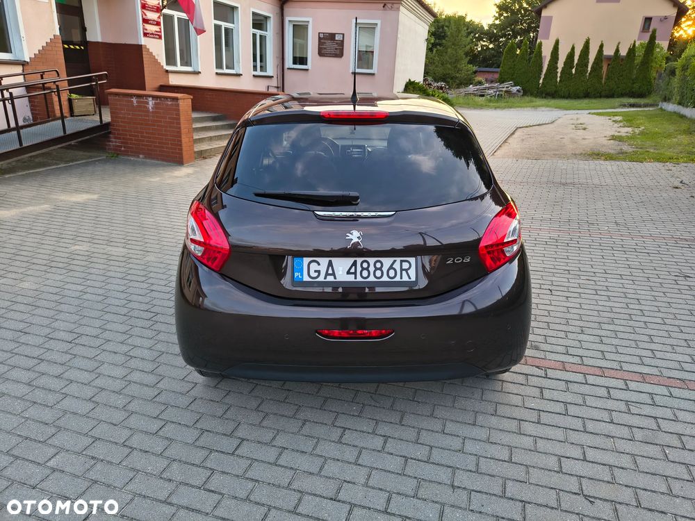 Peugeot 208 - 8