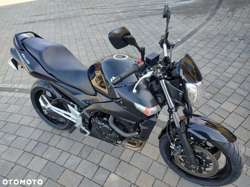 Suzuki GSR - 4