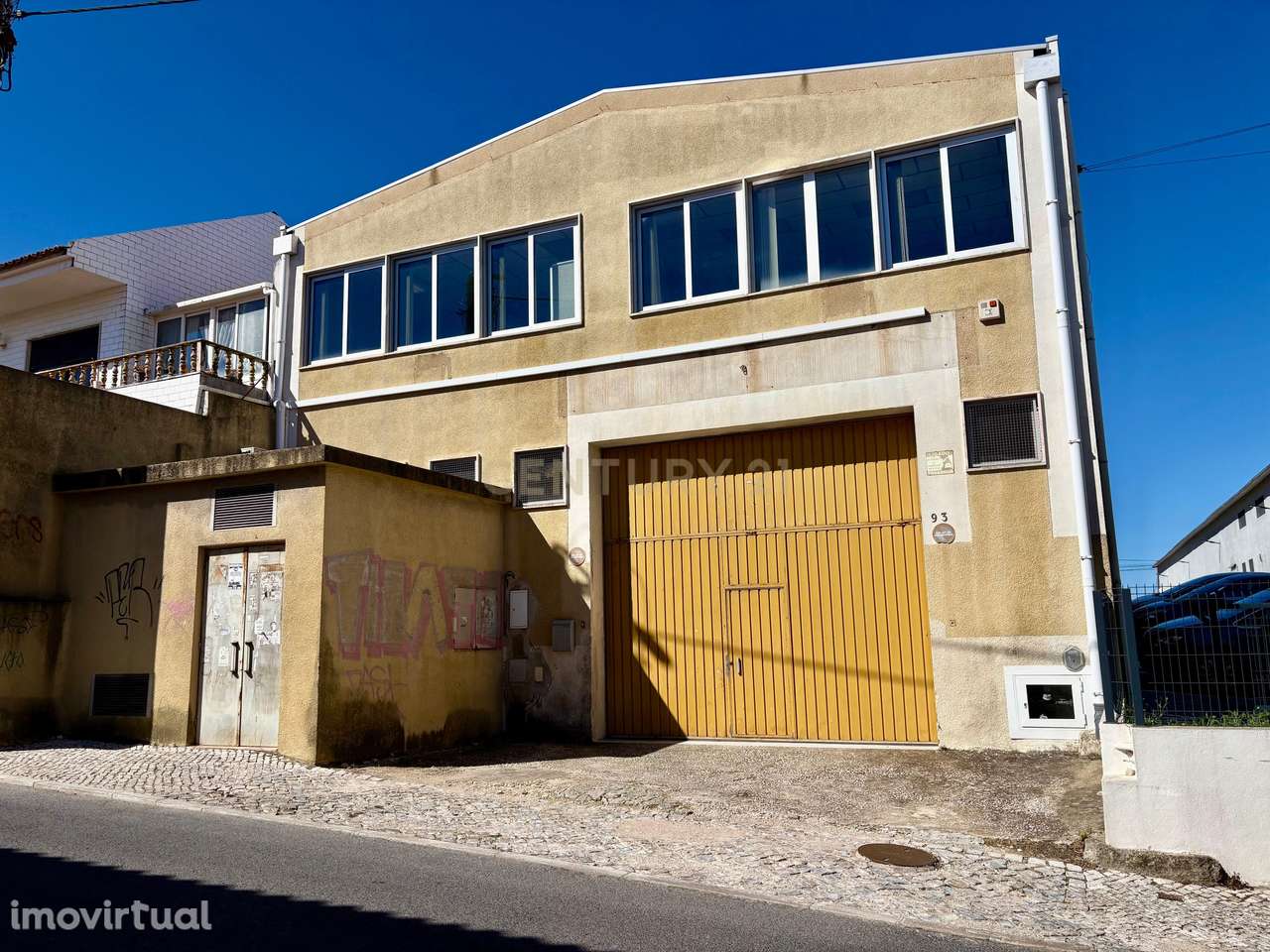 Armazém com 1.020 m2 à venda no centro de Casal de Cambra - Grande imagem: 2/52