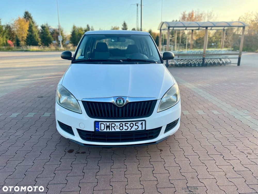 Skoda Fabia 2011 photo 2