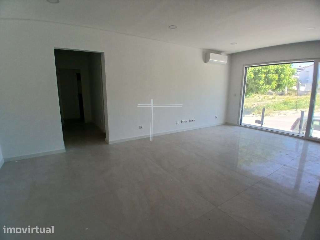 Apartamento T2, com parqueamento para 1 carro e arrecadação - Quint... - Grande imagem: 2/16