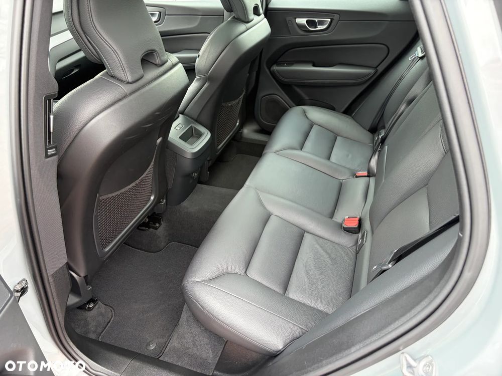 Volvo XC 60 B4 D Plus Dark - 18
