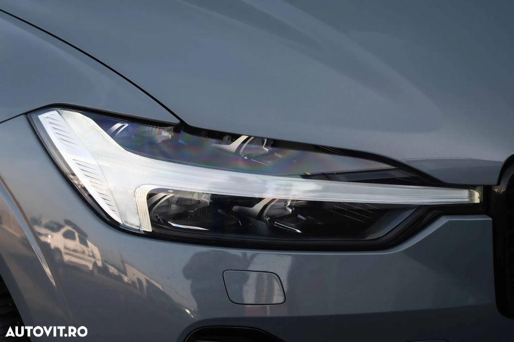 Volvo XC 60 B4 MHEV AT AWD Plus Dark - 11
