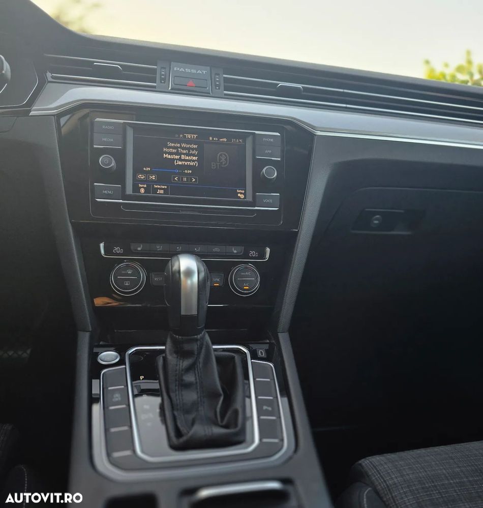 Volkswagen Passat 2.0 TDI DSG Comfortline - 23