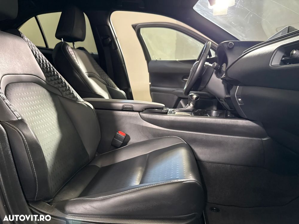 Lexus UX - 12