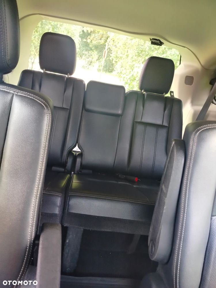 Chrysler Town & Country - 11