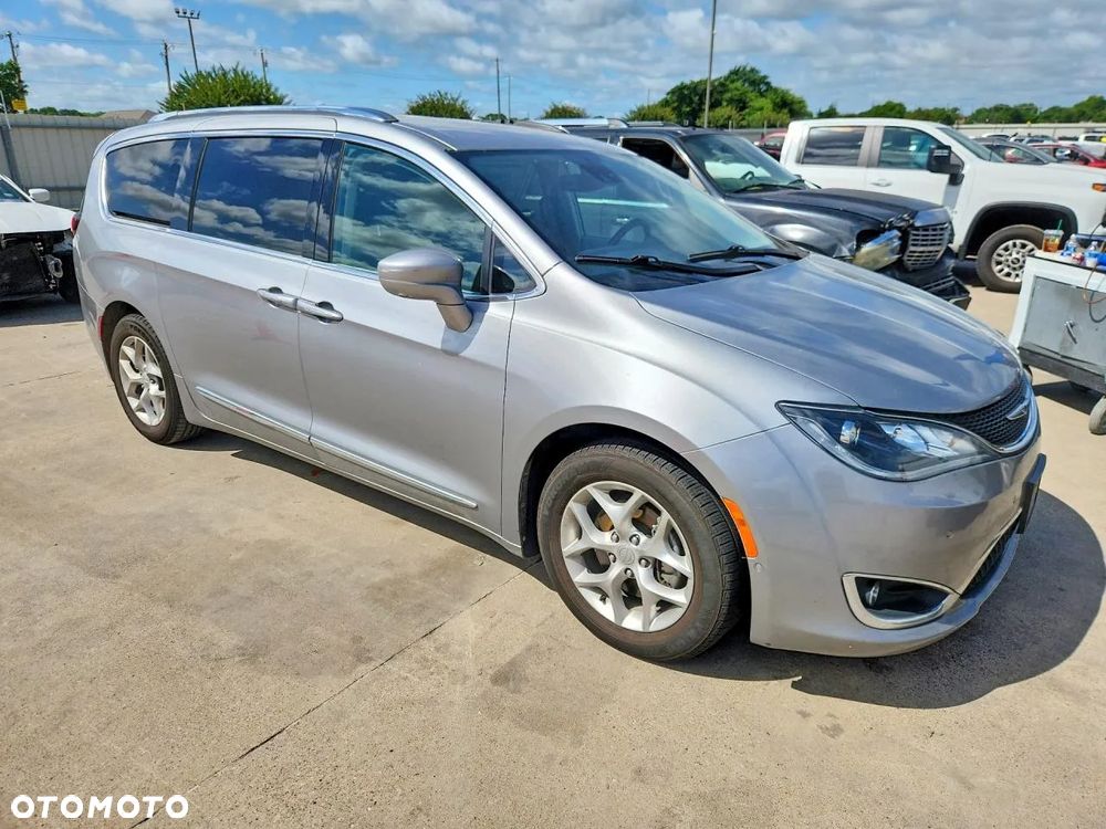 Chrysler Pacifica - 2