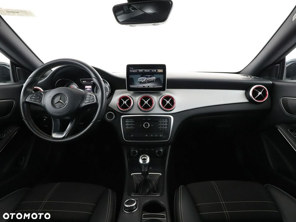 Mercedes-Benz CLA 180 Urban - 16