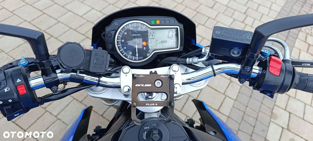 Suzuki GSR - 14