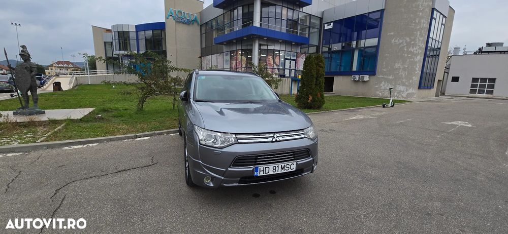 Mitsubishi Outlander - 2