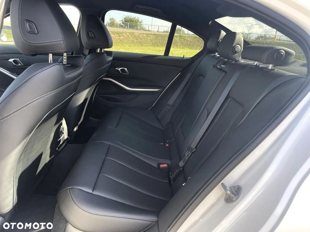 BMW Seria 3 320i M Sport - 11