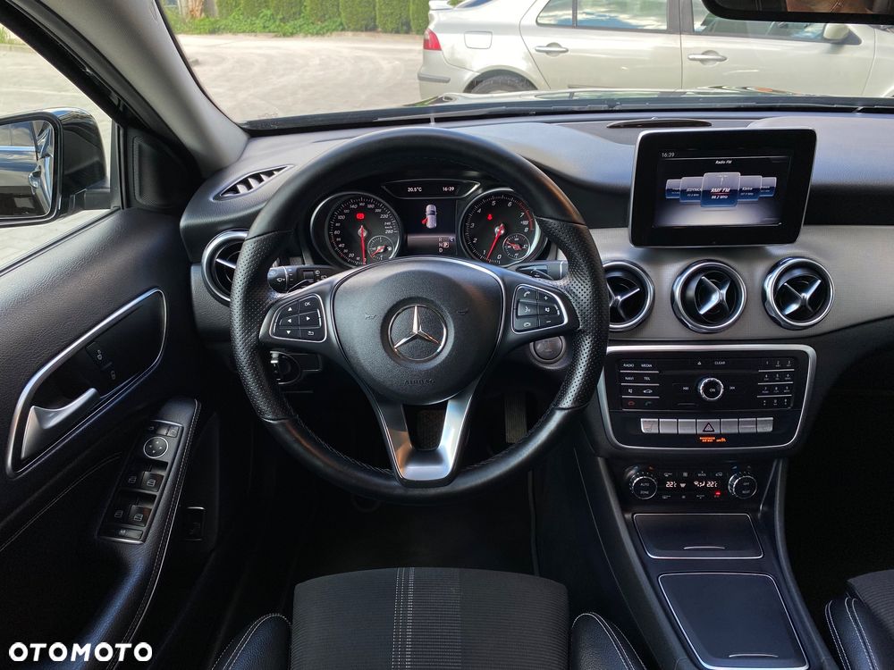 Mercedes-Benz GLA 200 7G-DCT Urban - 34