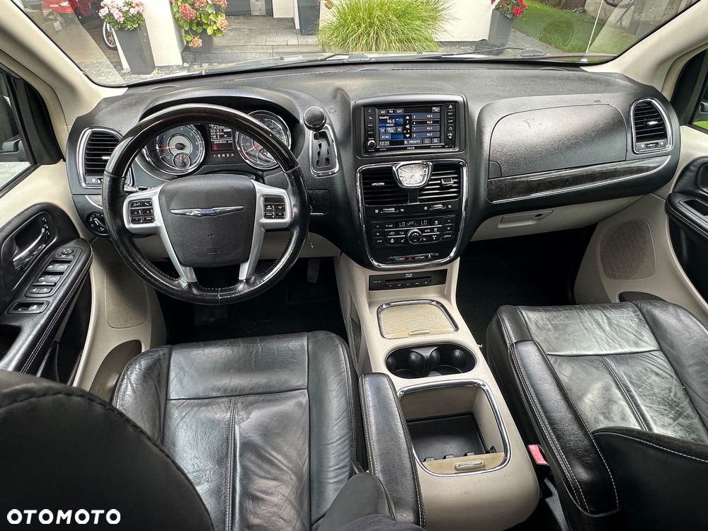 Chrysler Town & Country 3.6 Limited - 23