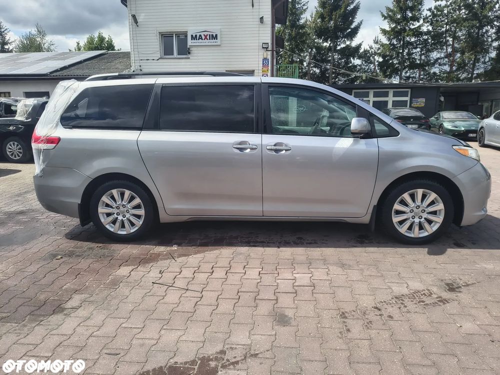 Toyota Sienna - 2