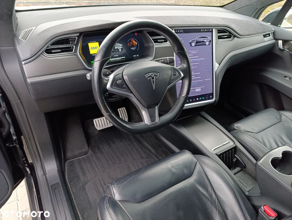 Tesla Model X - 15