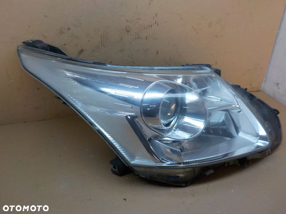 TOYOTA AVENSIS T27 LAMPA PRAWY PRZÓD UK - 2