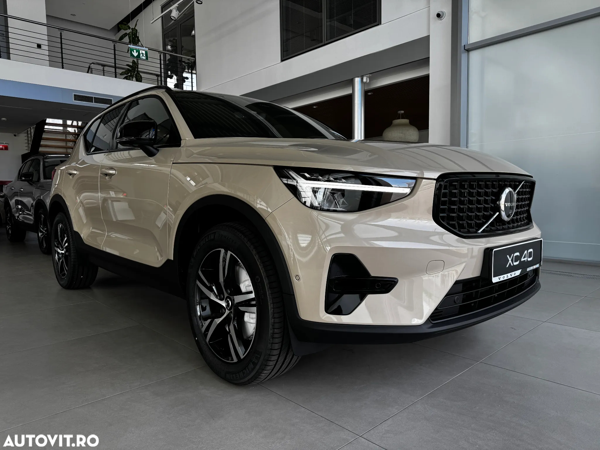 Volvo XC 40 B3 AT FWD MHEV Plus Dark - 4