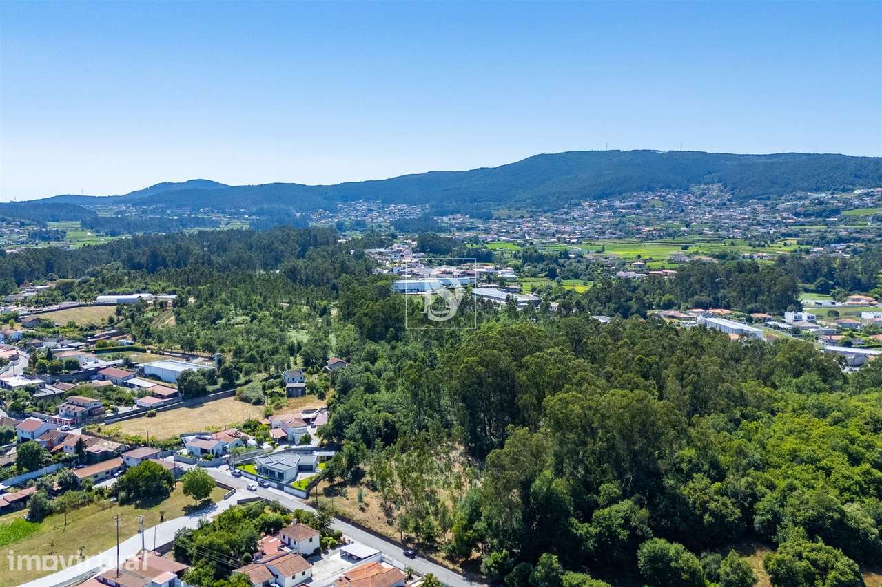 Terreno misto com potencial de construção em Barcelos - Grande imagem: 3/26