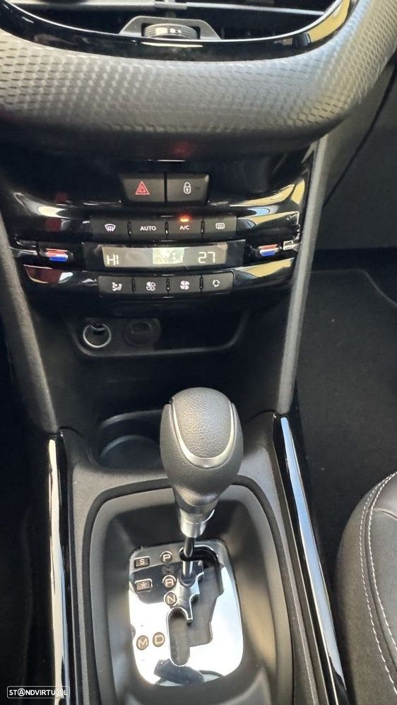 Peugeot 2008 1.2 PureTech Allure EAT6 - 17