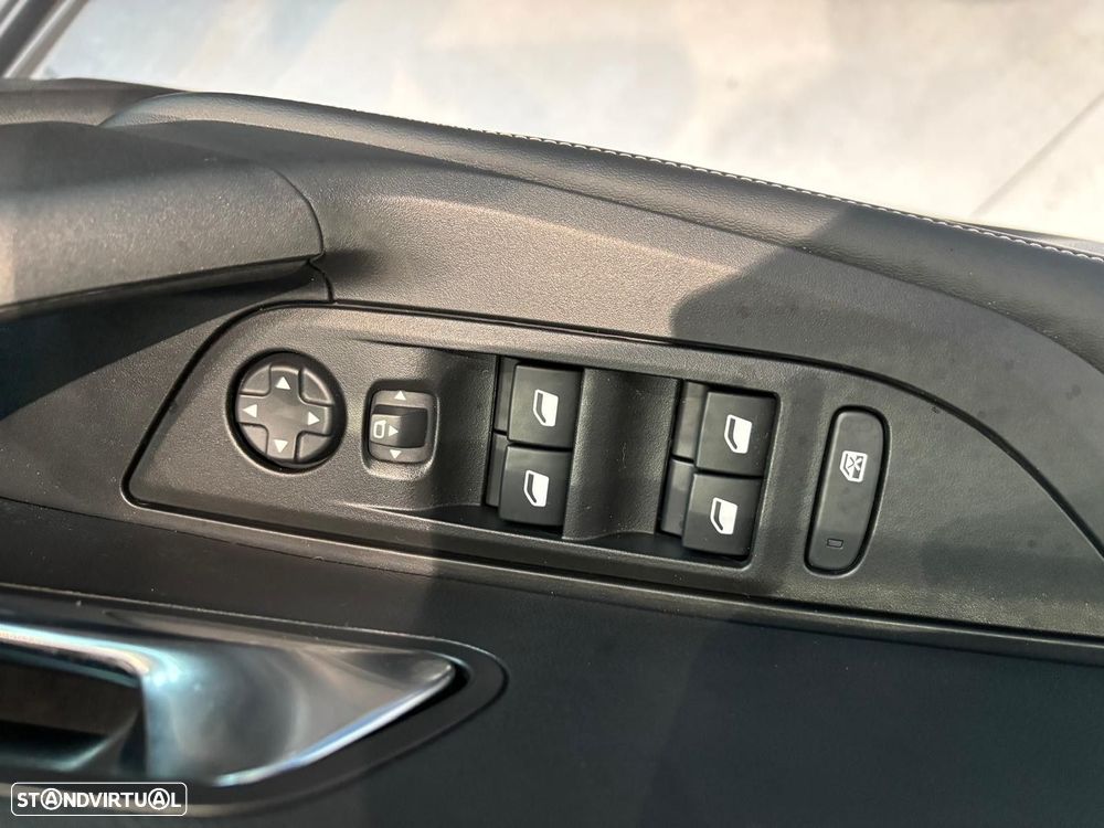 Peugeot e-2008 54 kWh Allure - 17