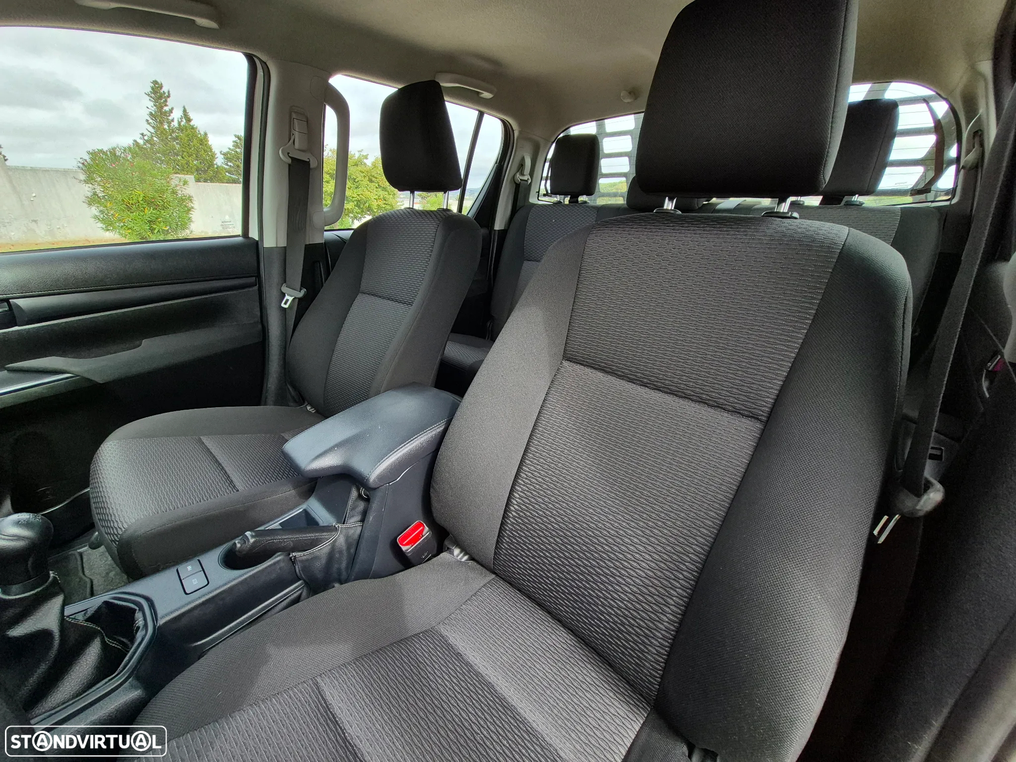 Toyota Hilux 2.4D-4D 4X4 - 2024 - 5 LUGARES - 12.000KM - 21