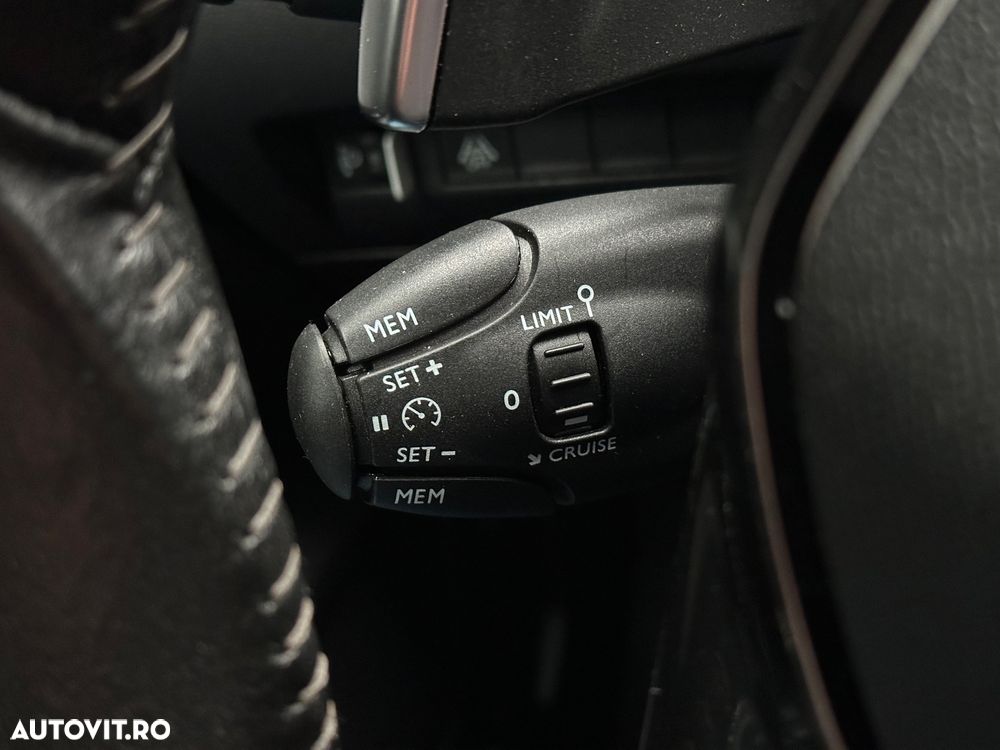 Peugeot 208 1.2 L PureTech STT EAT8 Allure - 31