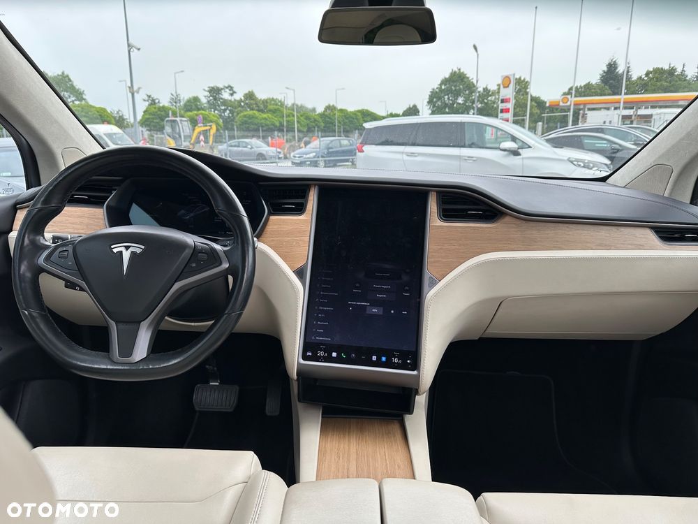 Tesla Model X - 17