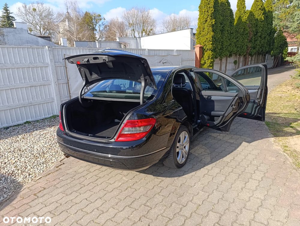 Mercedes-Benz Klasa C 180 CGI BlueEFFICIENCY Avantgarde - 18