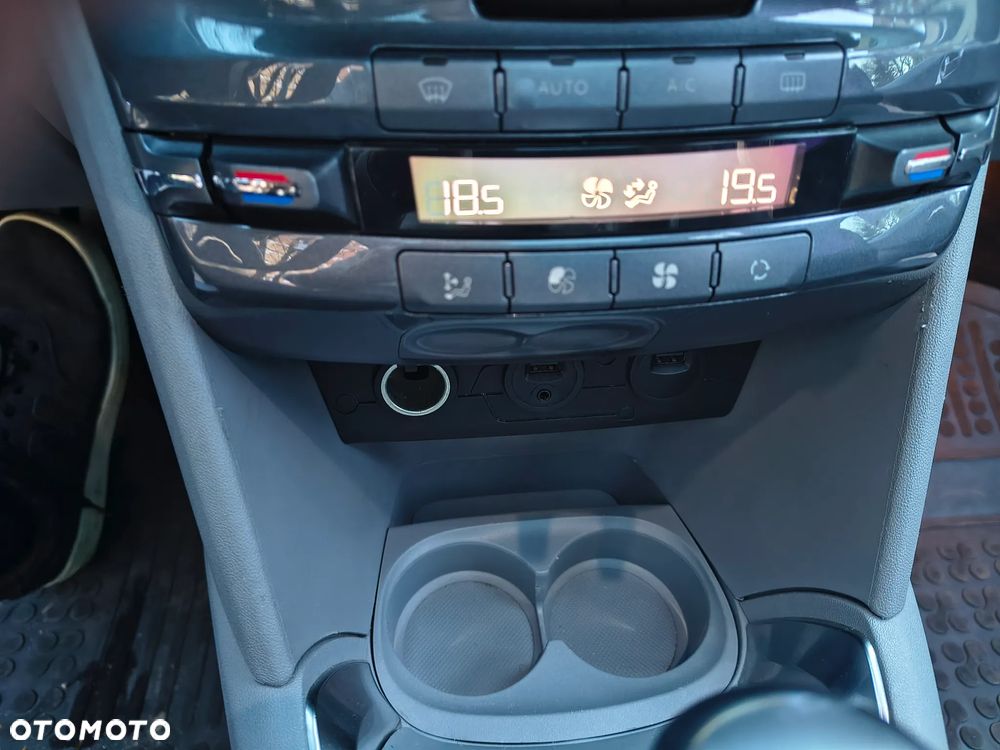 Peugeot 208 - 15