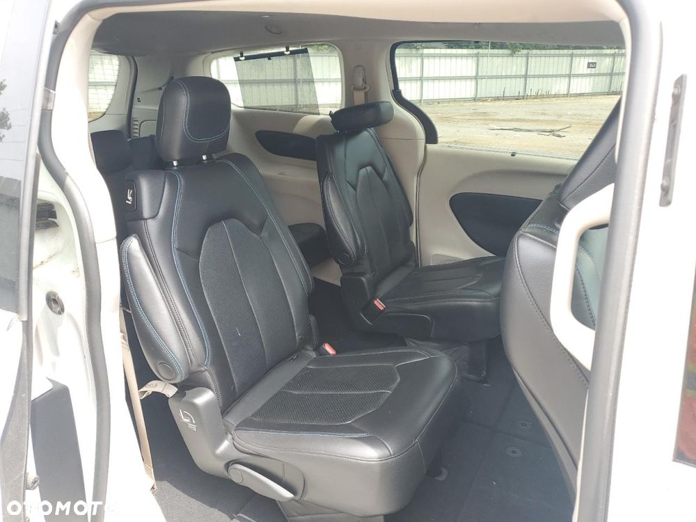 Chrysler Pacifica - 11