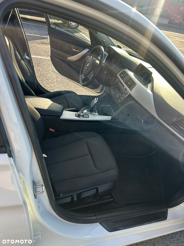 BMW Seria 3 320i GPF - 9