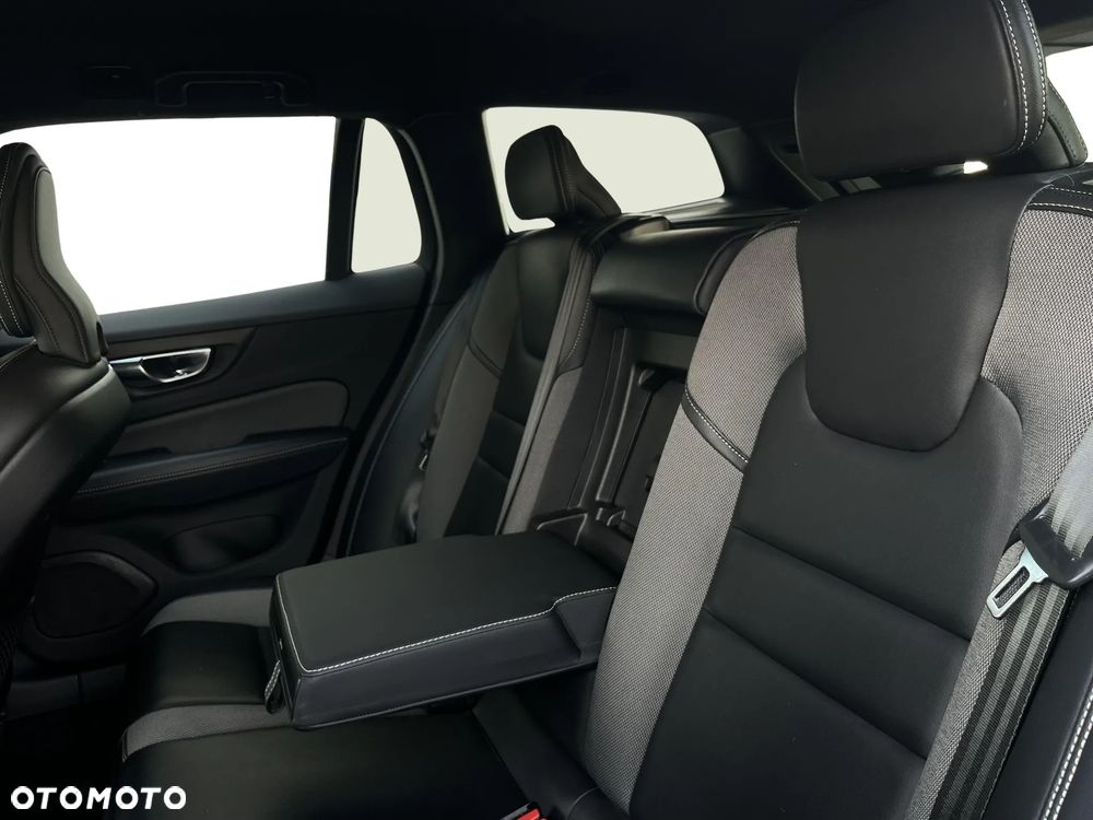 Volvo V60 B4 B R-Design - 28