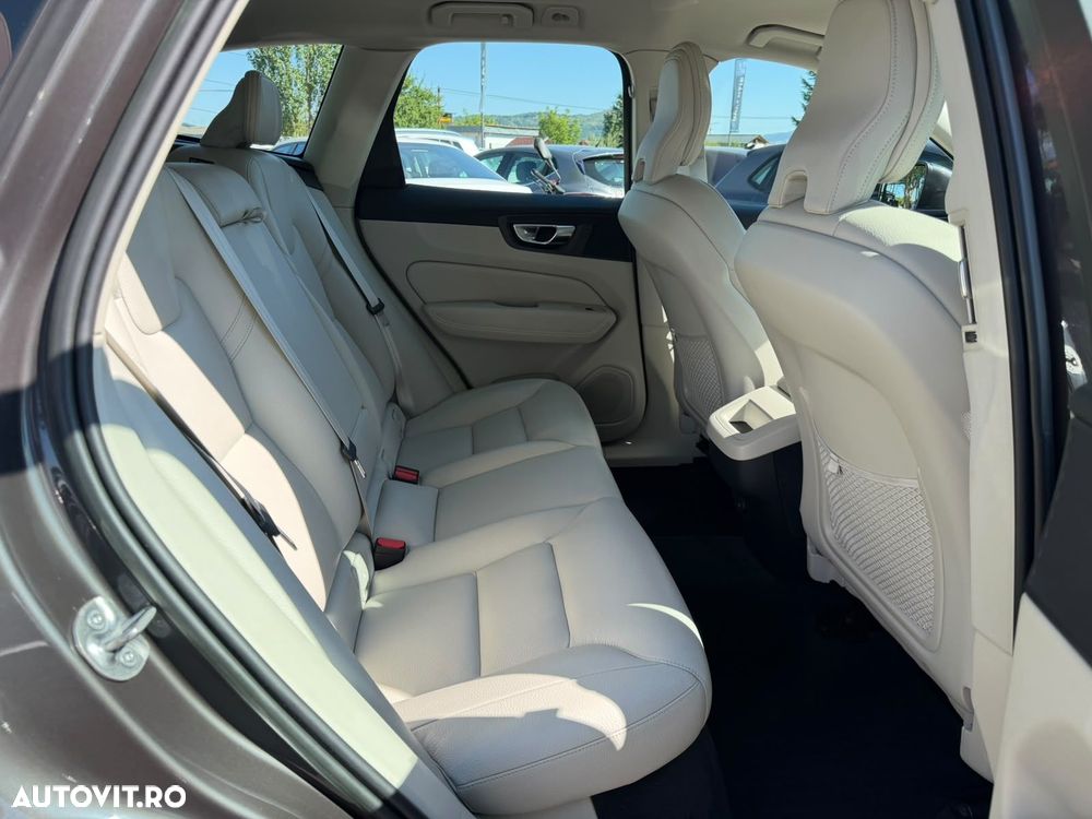 Volvo XC 60 B4 MHEV AT AWD Core - 20
