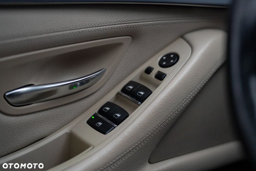 BMW Seria 5 530d xDrive Sport-Aut Luxury Line - 30