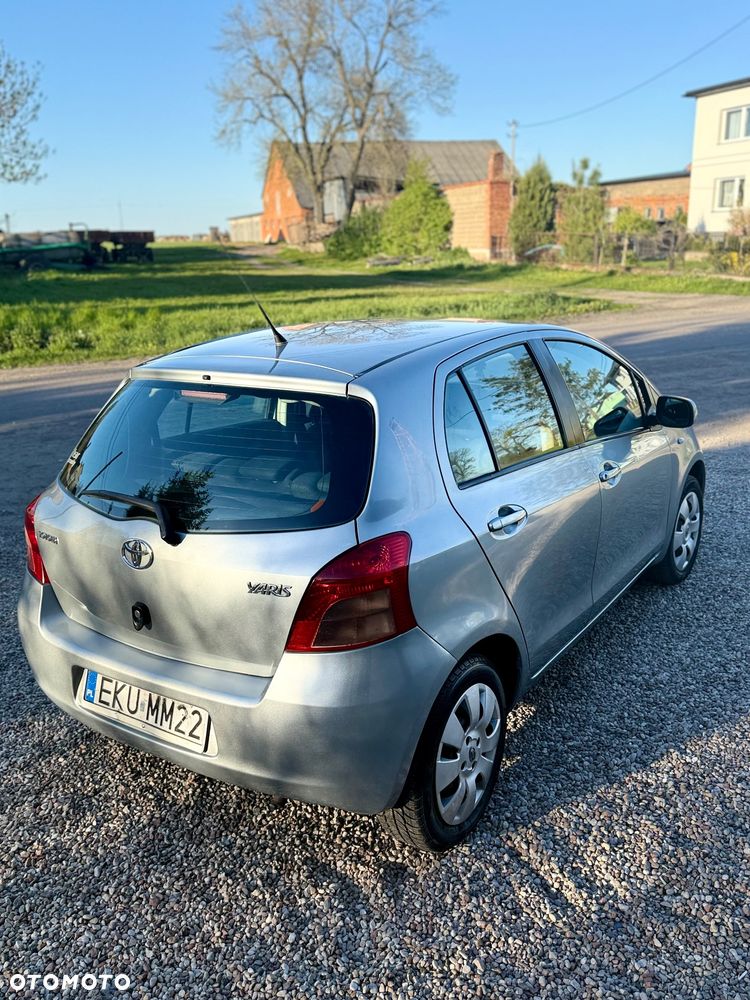 Toyota Yaris 1.3 - 8