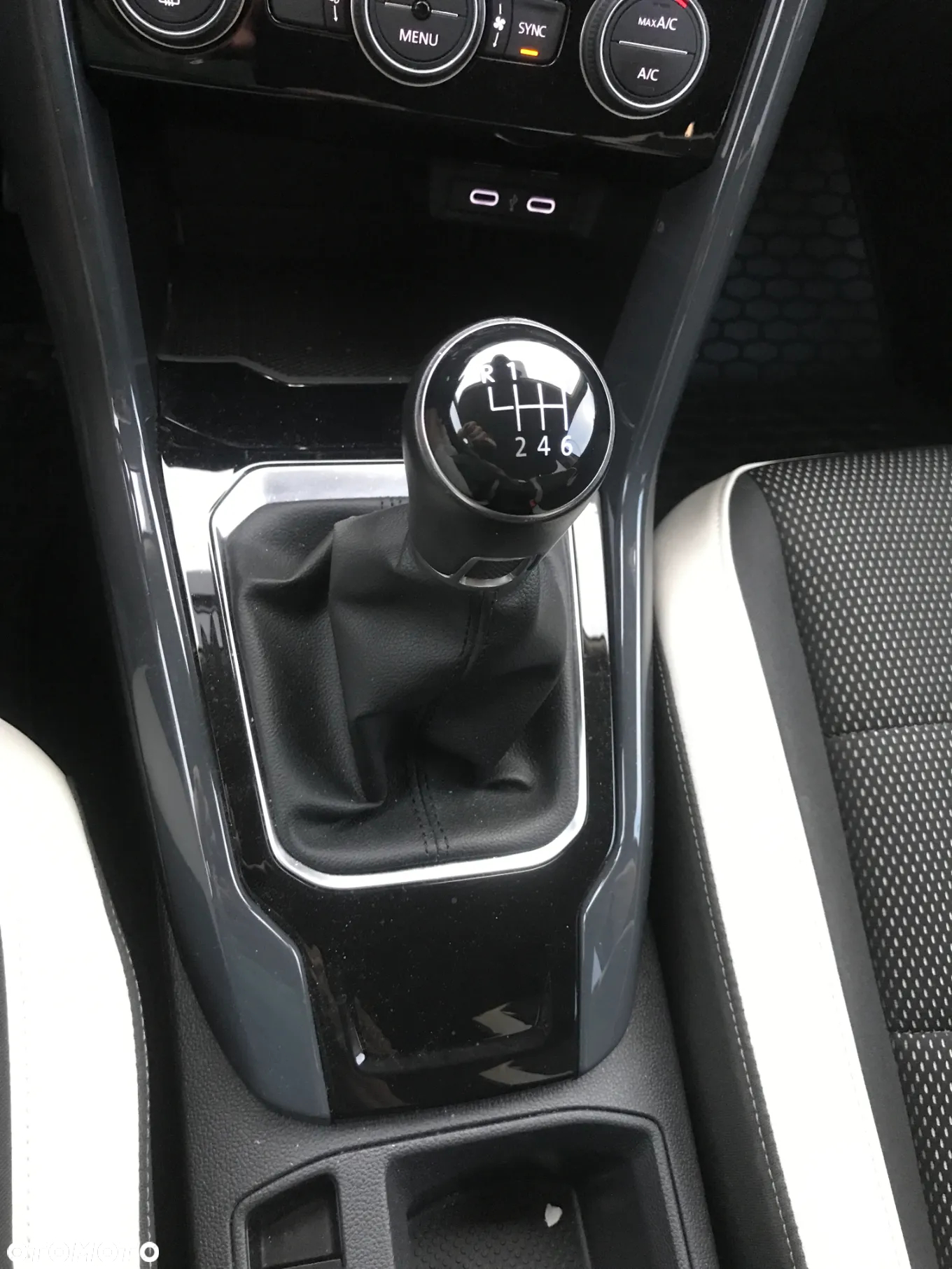 Volkswagen T-Roc 1.5 TSI ACT Premium - 8