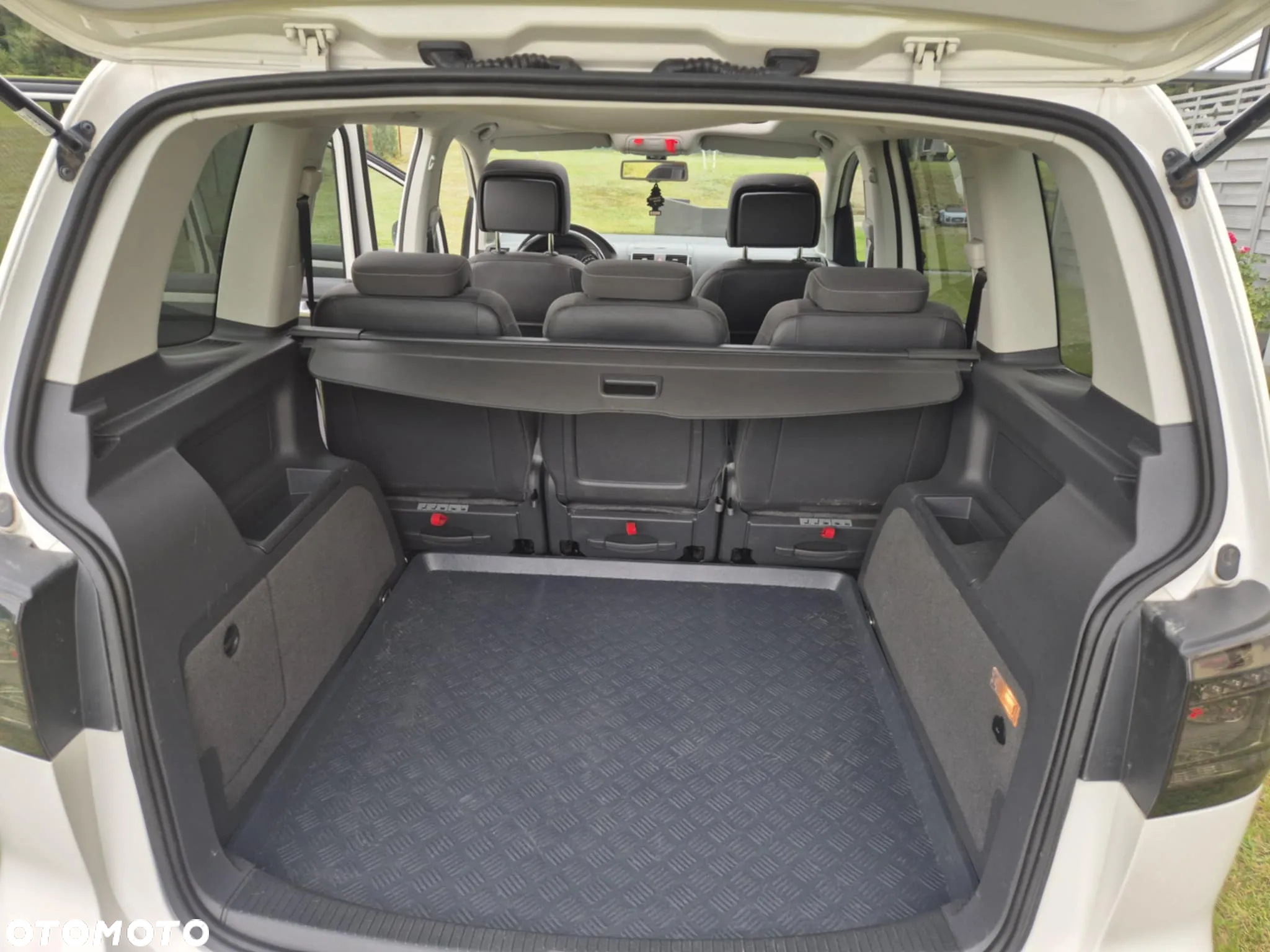 Volkswagen Touran 2.0 TDI DPF MATCH - 8