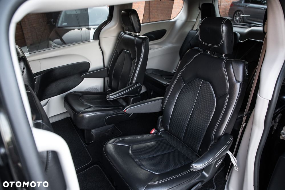 Chrysler Pacifica - 30