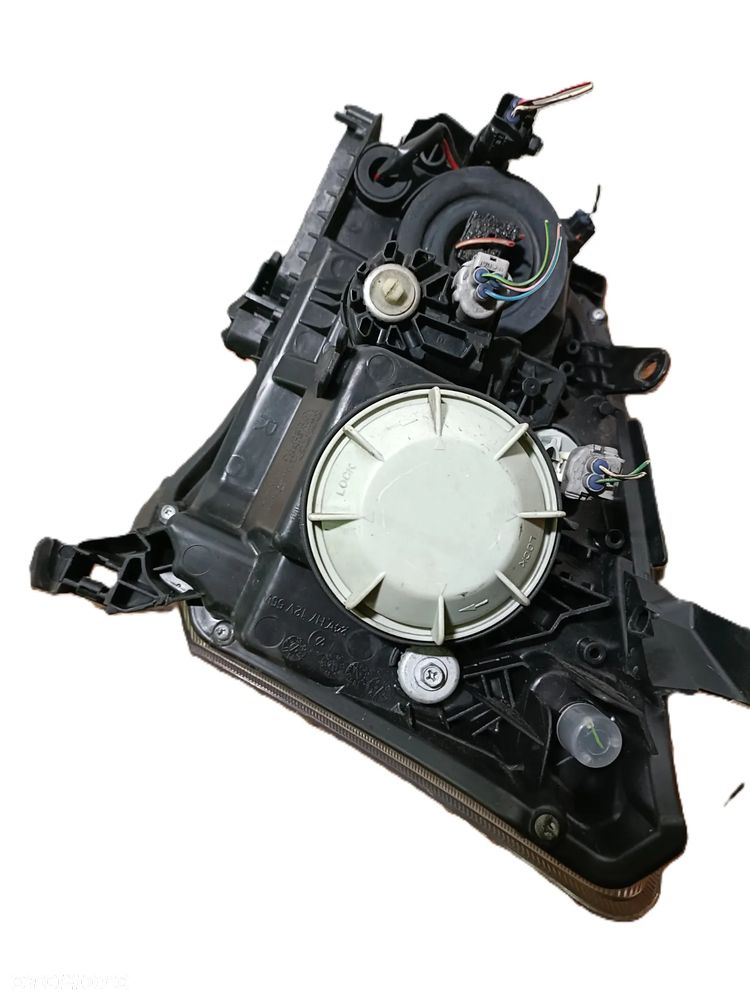 TOYOTA AVENSIS II T25 03-09 LIFT 2007 r. LAMPA PRAWY PRZÓD PP EU - 8