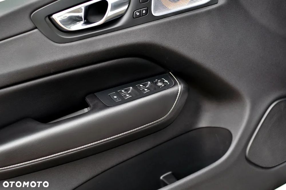 Volvo XC 60 T8 Plug-In Hybrid AWD R-Design - 38