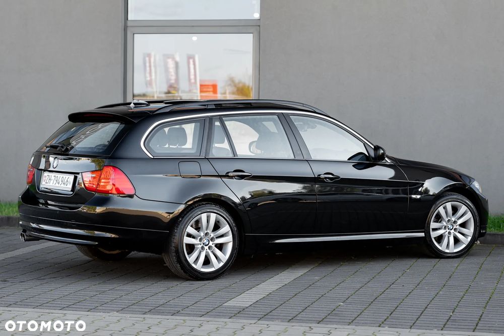 BMW Seria 3 325i xDrive Touring - 10