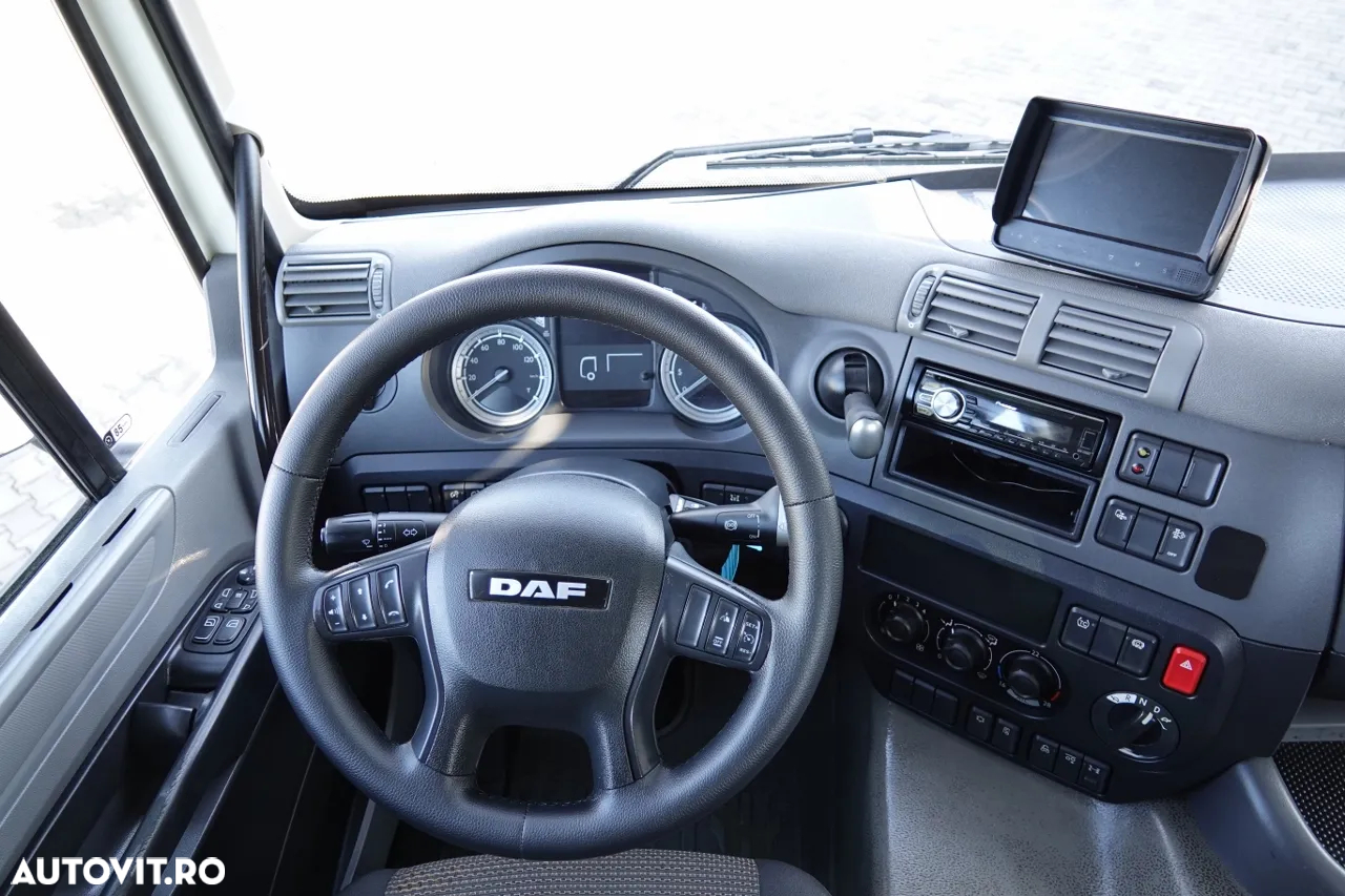 DAF CF 370 / 6x2 / PANEL - cutie: 6,4 m / + HDS PALFINGER PK 18002 - max. 6.000 kg / PILOT / EURO 6 / AXĂ RIDICATĂ - 31