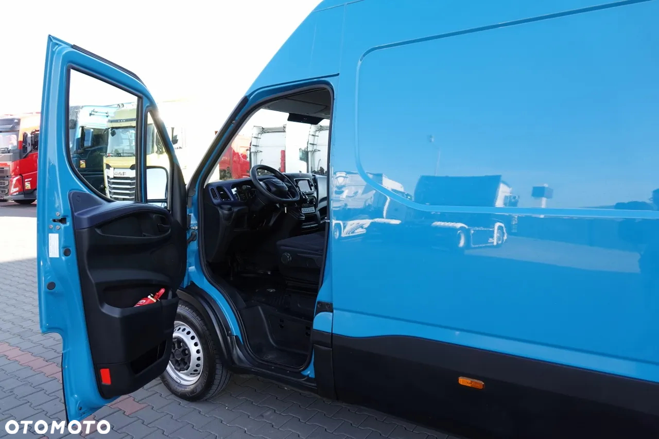 Iveco DAILY 2,3 D / BLASZAK / 2021 ROK / SPROWADZONY / PO KONTRAKCIE SERWISOWYM - 24