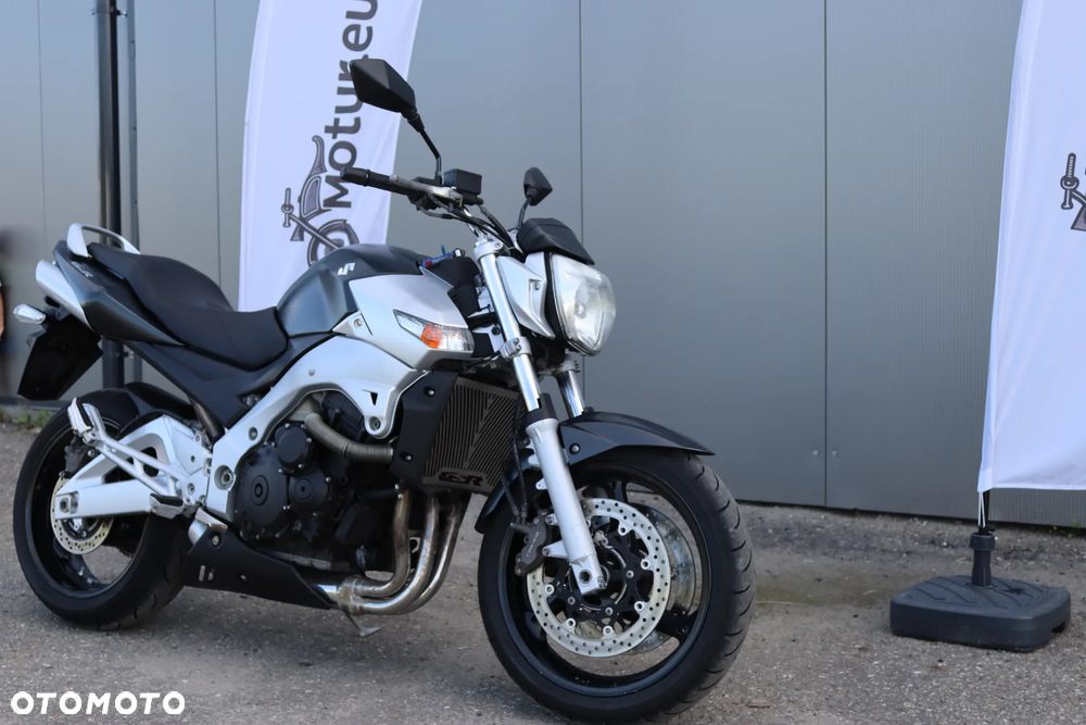 Suzuki GSR - 2