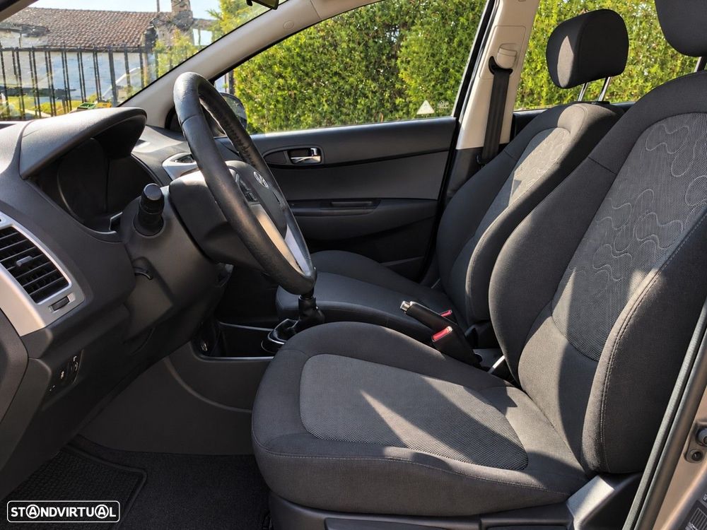 Hyundai i20 1.2 Classic Fun ESP - 11