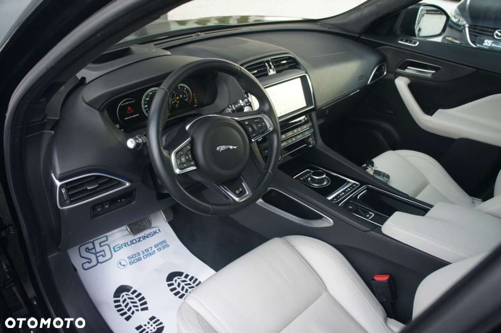Jaguar F-Pace - 12